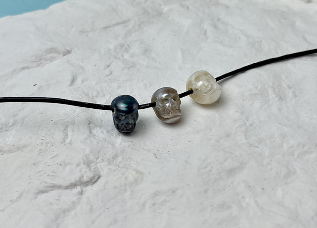 One Piece 8-9x11-12 mm Hand Carved Skull Gray White Peacock Genuine Freshwater Pearl Beads Jewelry Temple Drilled Hole Size 2.0 mm #P2883