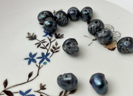 One Piece 8-9x11-12 mm Hand Carved Skull Gray White Peacock Genuine Freshwater Pearl Beads Jewelry Temple Drilled Hole Size 2.0 mm #P2883